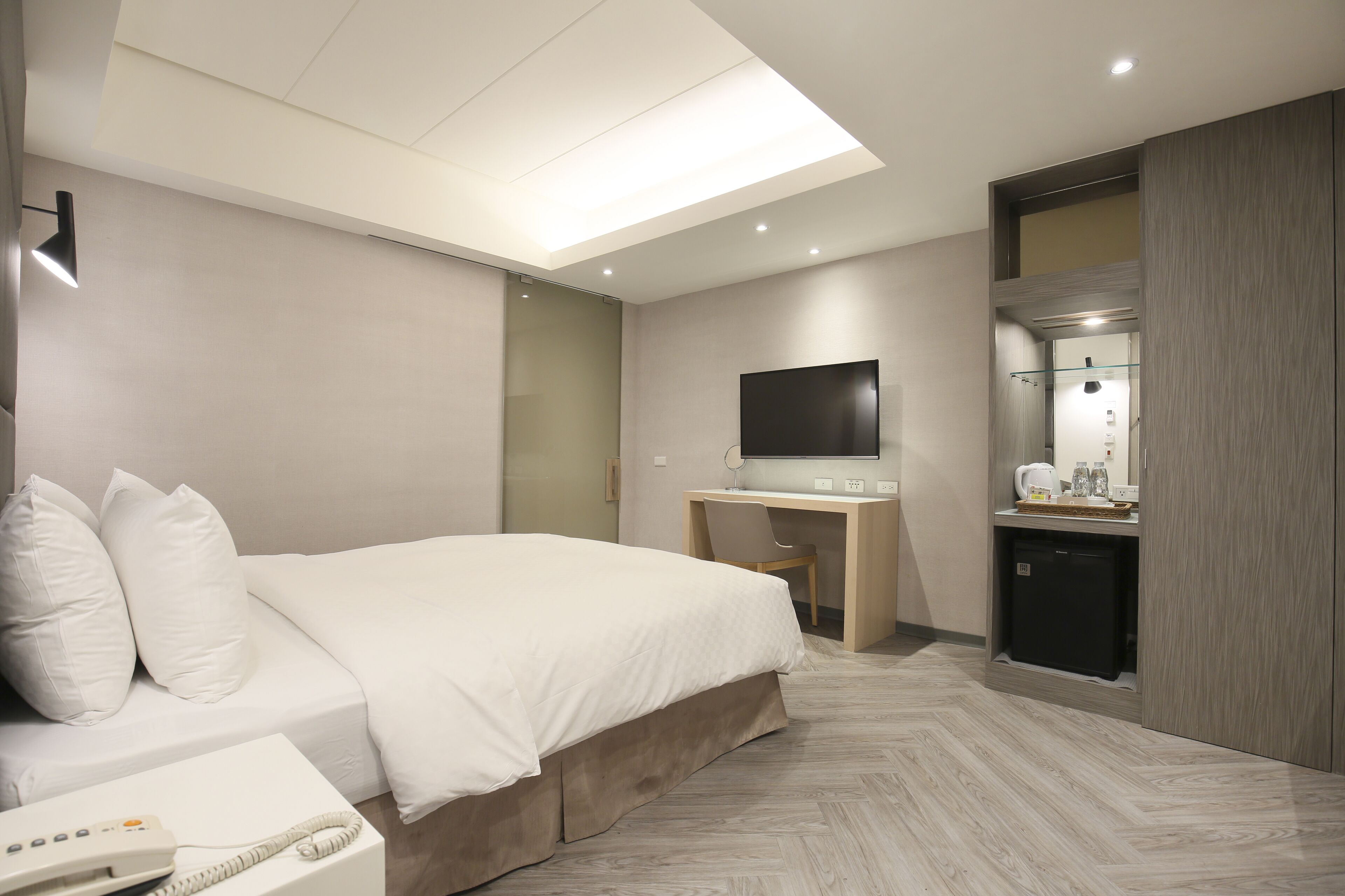 economy room, no windows | 1 bedroom, premium bedding, down duvets, pillow-top beds