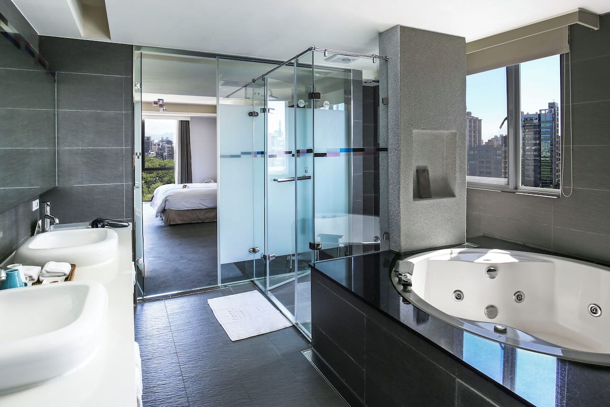 dandy suite | bathroom | hair dryer, slippers, towels