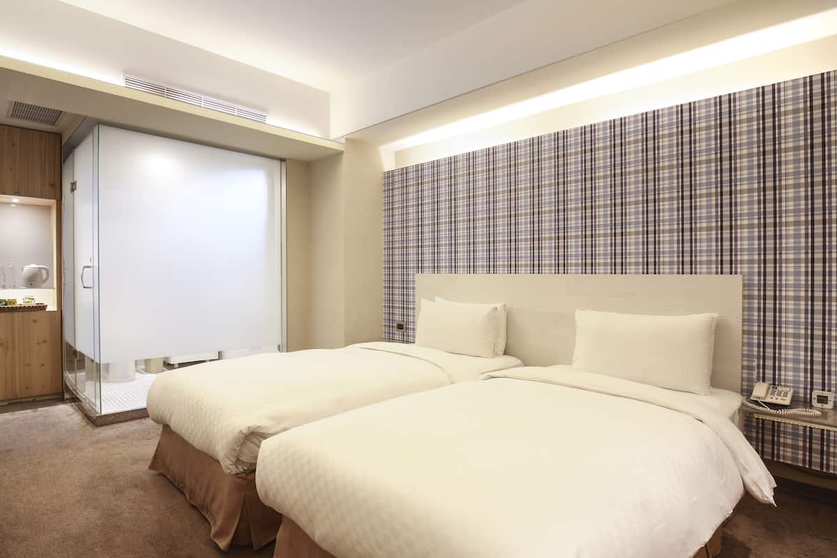 Habitación Deluxe con 2 camas individuales, sin ventanas | Ropa de cama de alta calidad, edredón y camas con pillow-top