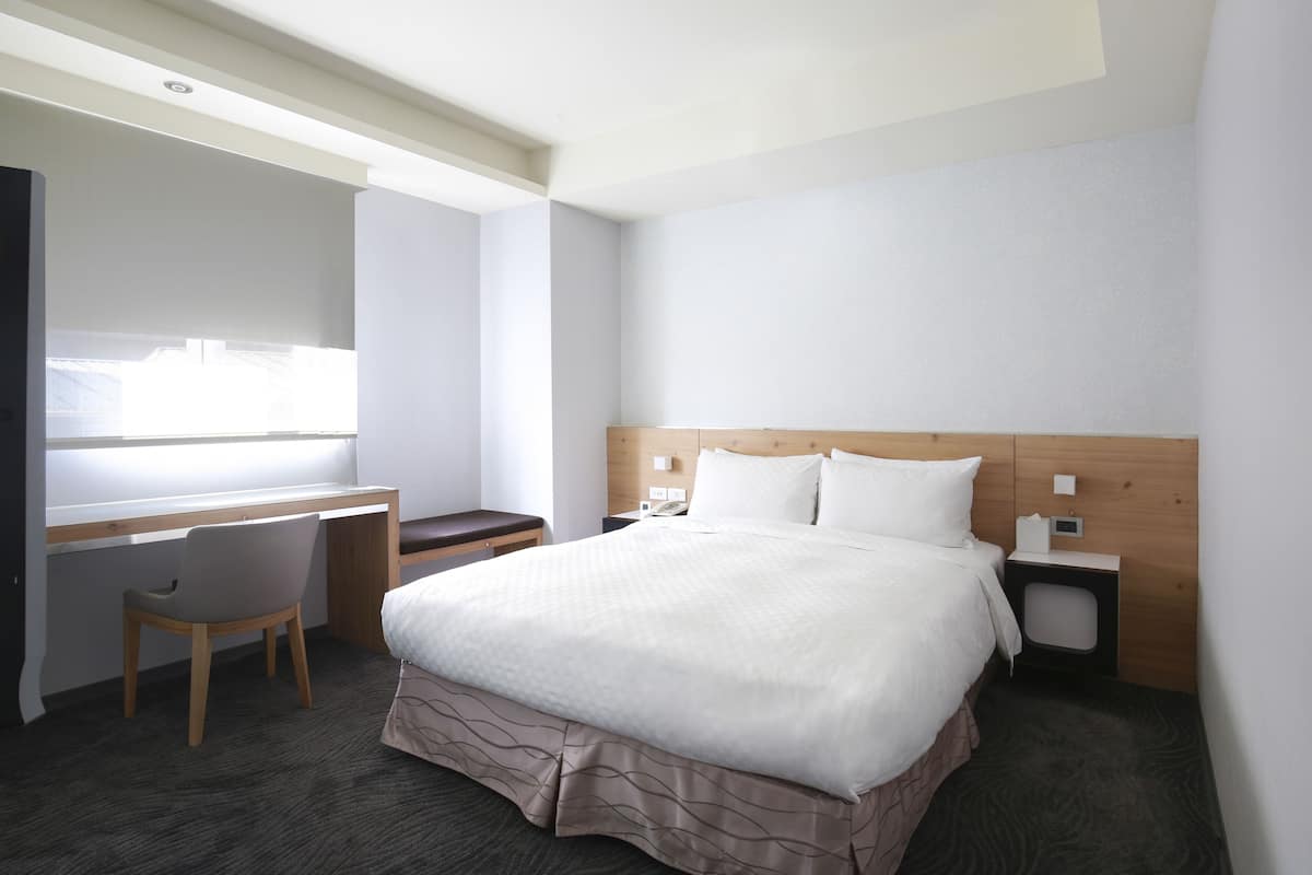 Habitación empresarial | Ropa de cama de alta calidad, edredón y camas con pillow-top