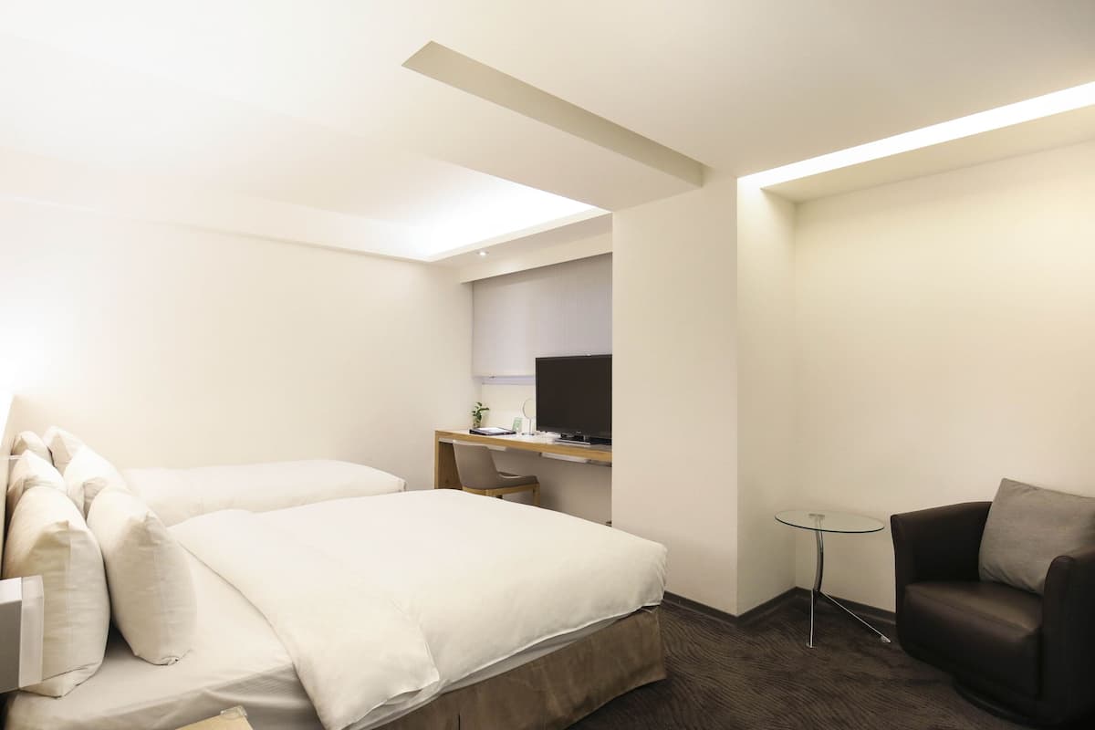 Habitación triple familiar | Ropa de cama de alta calidad, edredón y camas con pillow-top