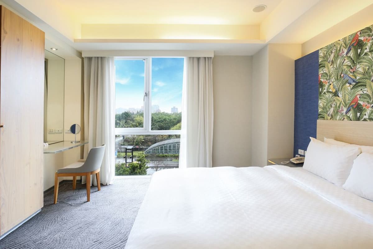 deluxe double room, 1 queen bed, city view | 1 bedroom, premium bedding, down duvets, pillow-top beds