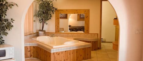 Baignoire et douche séparées, sèche-cheveux, serviettes fournies