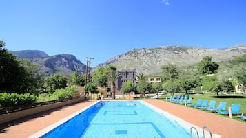 Piscine extérieure, chaises longues