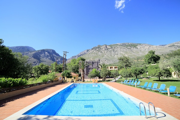 Hồ bơi ngoài trời, ghế dài tắm nắng