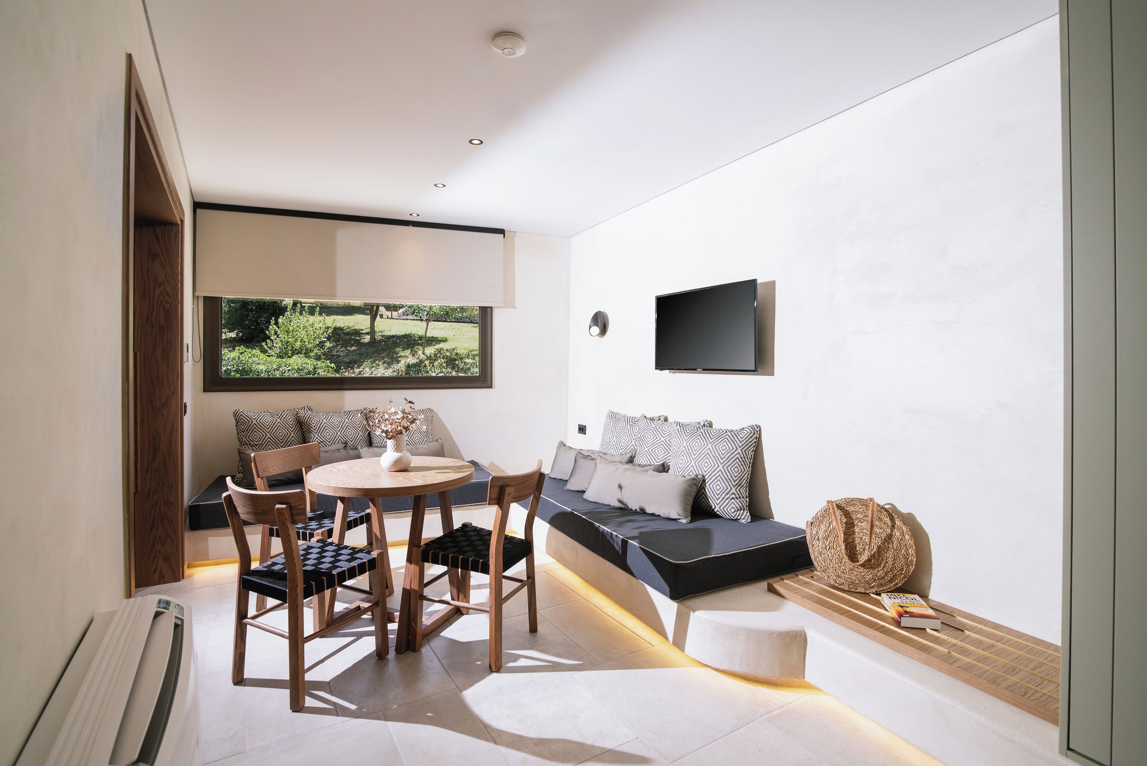 deluxe suite | living area