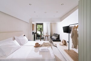 Espacio para trabajar con laptop y tabla de planchar con plancha 