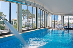 Piscina coperta, piscina all'aperto, ombrelloni da piscina, lettini