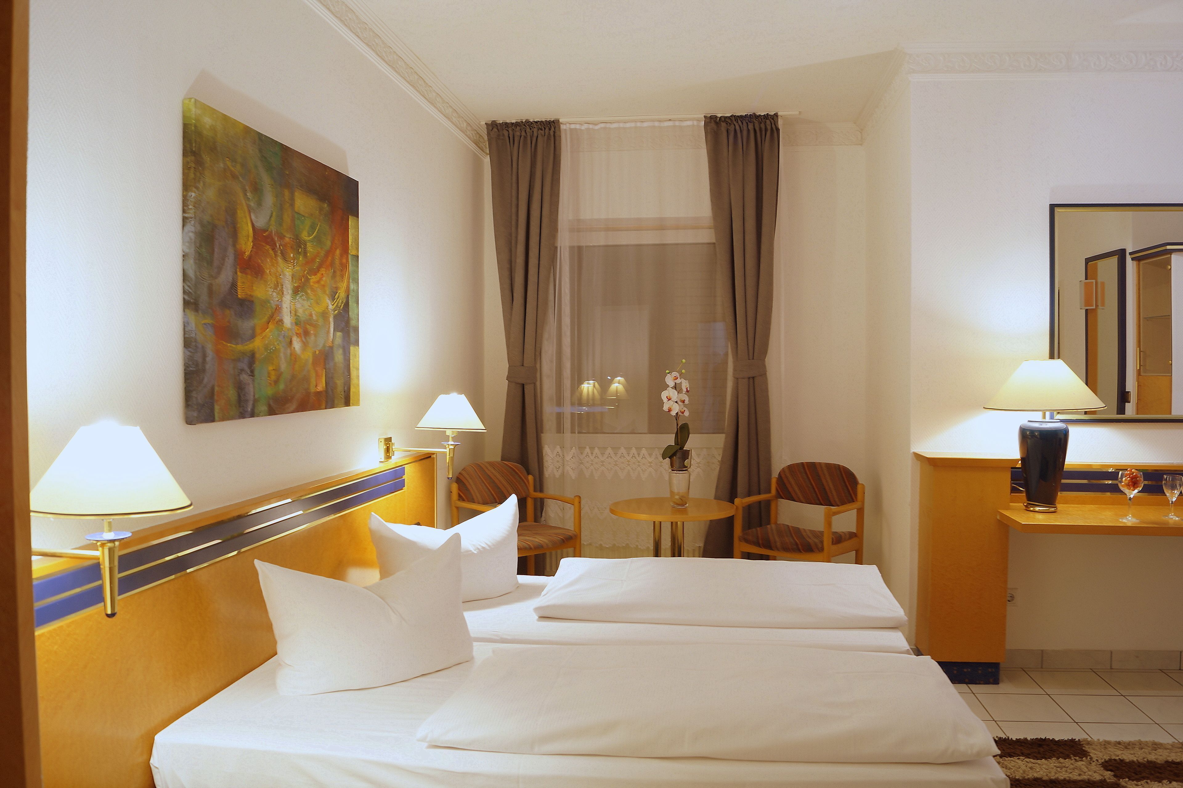 Skrivebord, strykejern/-brett og ekstrasenger (mot et tillegg)