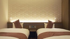 A hotel room with two beds, a nightstand, and a wall with a geometric pattern. - Fukuoka Garden Palace (Fukuoka)