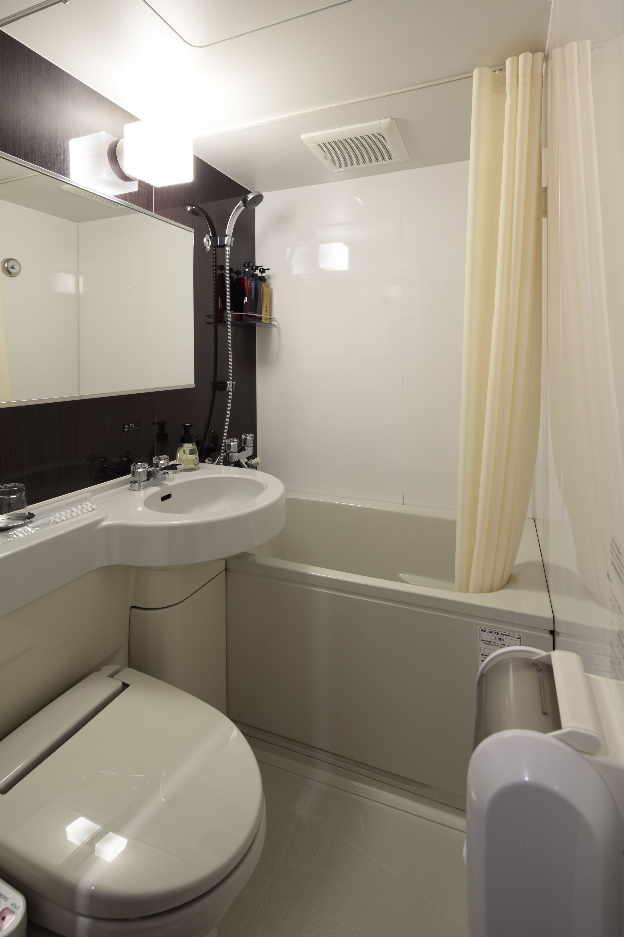 combined shower/bathtub, free toiletries, hair dryer, slippers