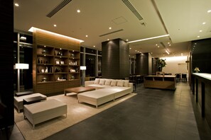 Lobby sitting area - Candeo Hotels Kameyama (Kameyama)