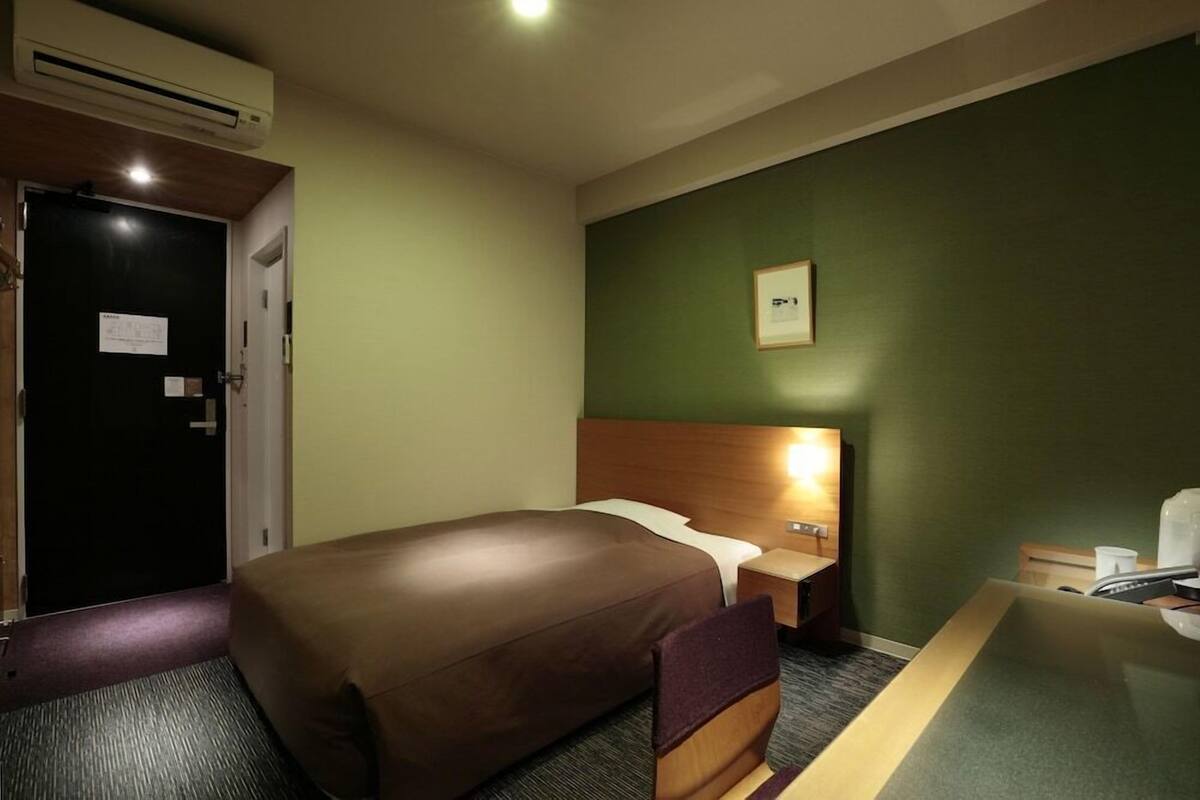 Premium bedding, soundproofing, iron/ironing board (on request)