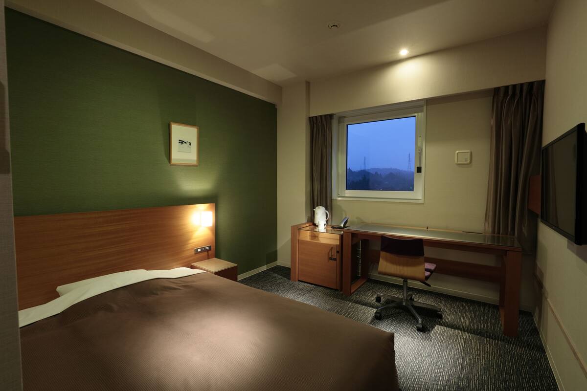 Premium bedding, soundproofing, iron/ironing board (on request)