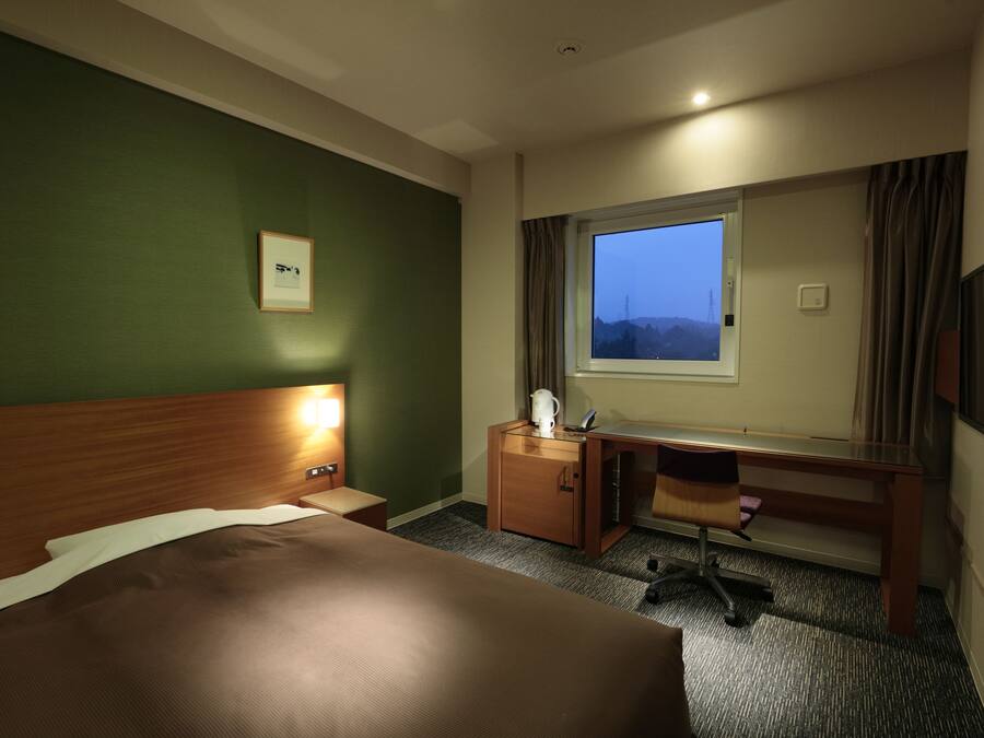 Premium bedding, soundproofing, iron/ironing board, free WiFi