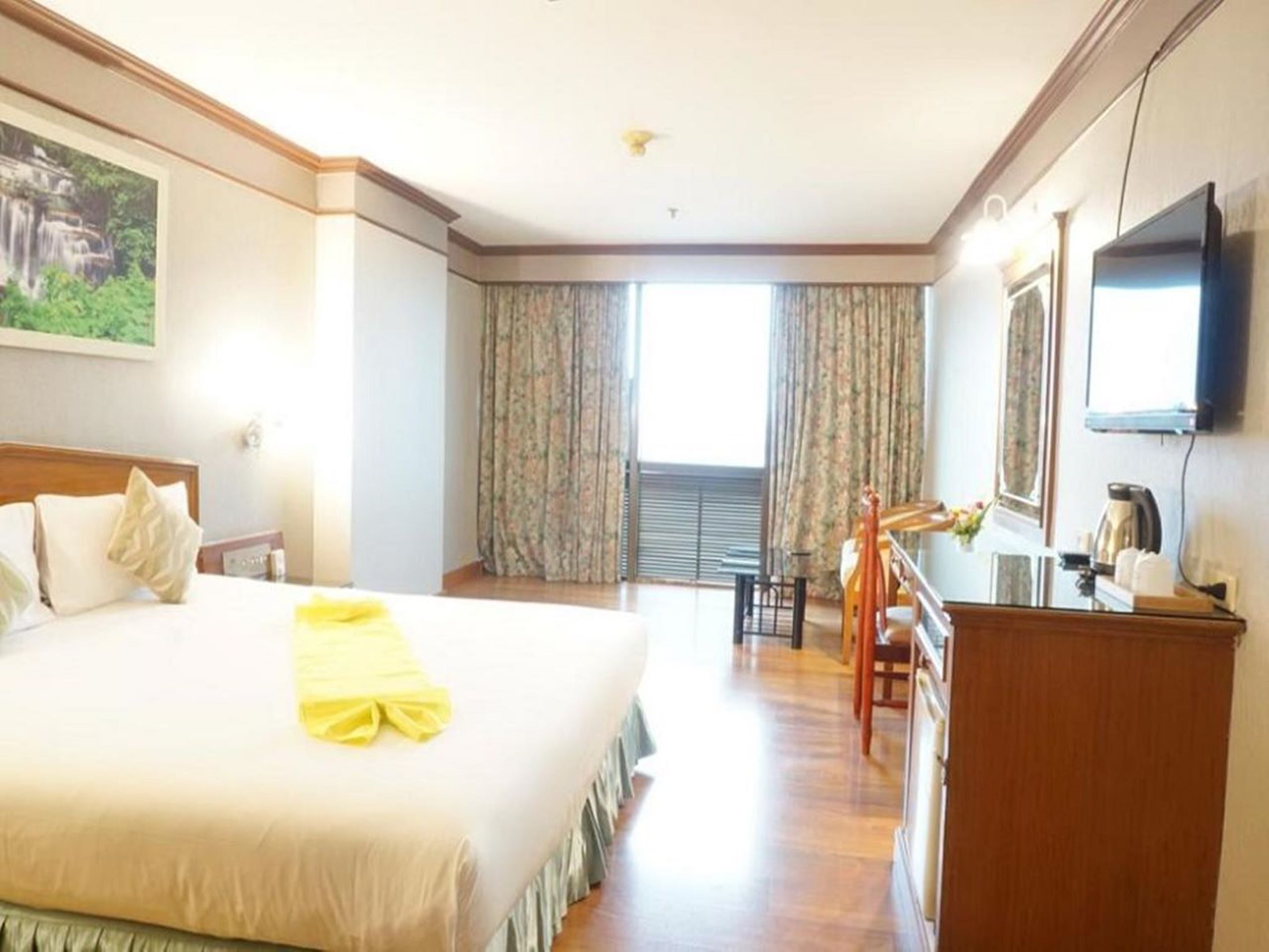Egyptian cotton sheets, premium bedding, down duvets, in-room safe