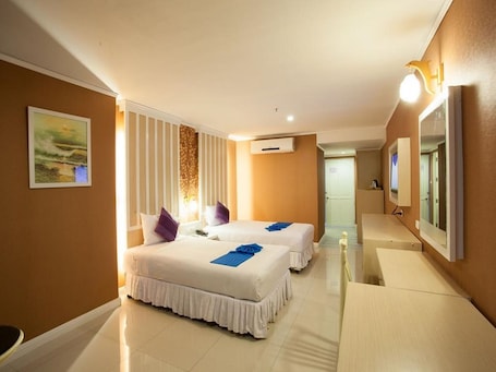 Deluxe Room | Egyptian cotton sheets, premium bedding, down comforters, in-room safe