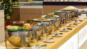 朝食 (ビュッフェ)、毎日提供 (1 名様 200 THB)