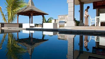Piscine extérieure, parasols de plage, chaises longues