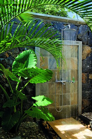 Douche, articles de toilette écologiques, sèche-cheveux, peignoirs