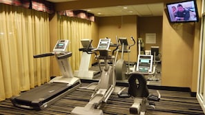A hotel fitness center with treadmills, elliptical machines, and a stationary bike. - Holiday Inn Oklahoma City North Quail Spgs by IHG (Oklahoma City)