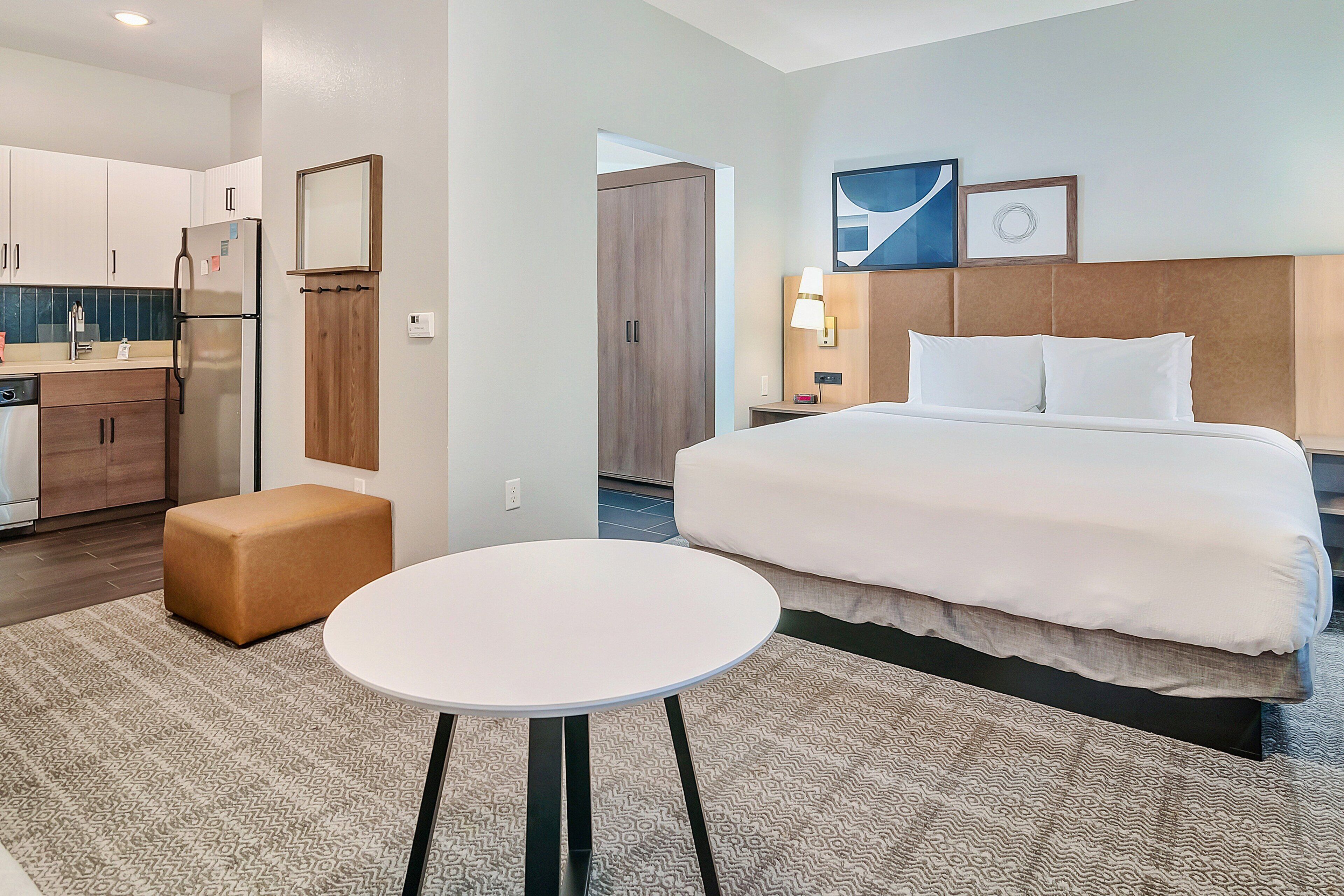 Pengeskab på værelset, skrivebord, arbejdsområde til bærbare computere