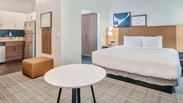 1 間睡房、房內夾萬、書桌、手提電腦工作空間