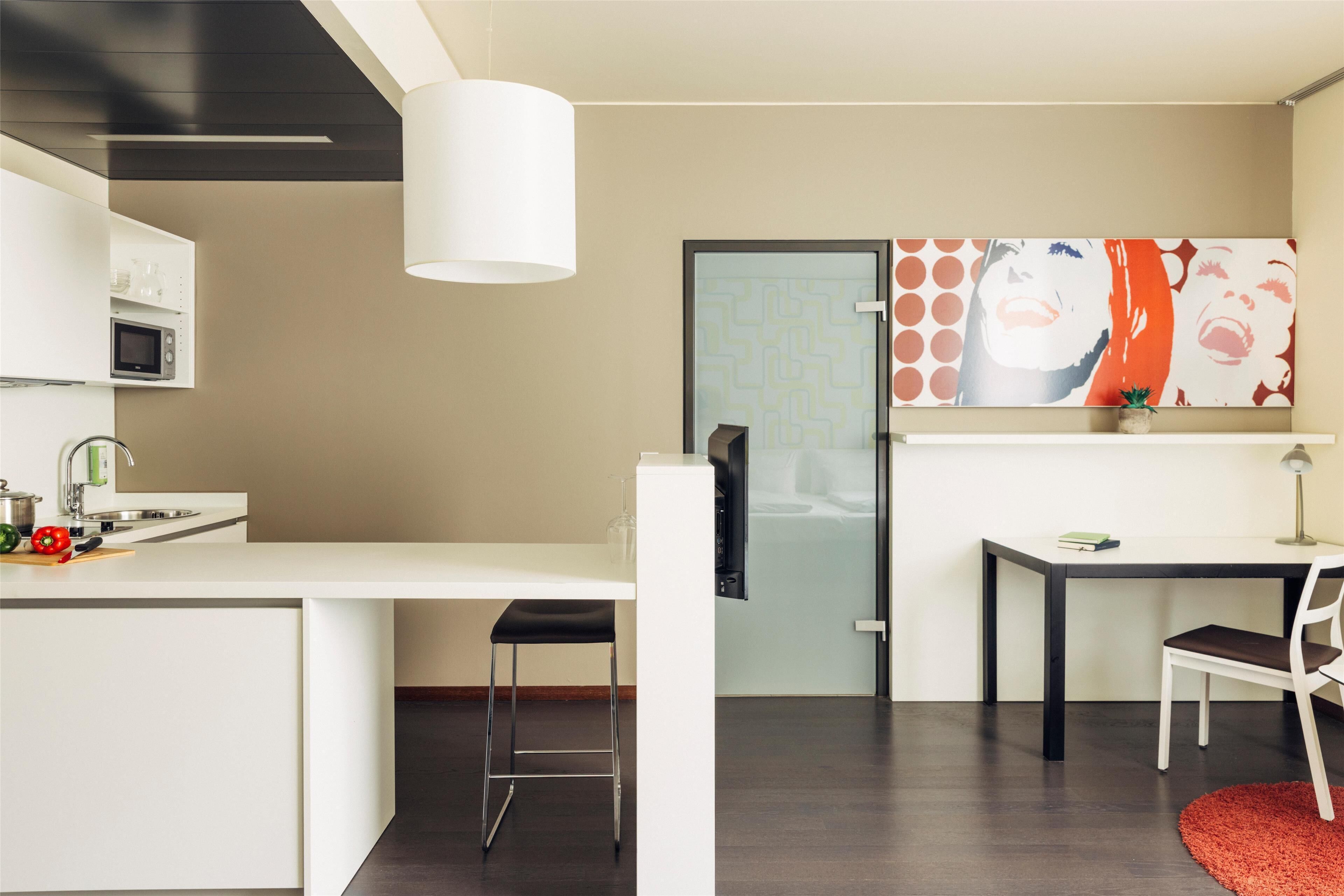 hypo-allergenic bedding, in-room safe, desk, soundproofing