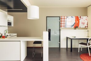 Business Studio | Hypo-allergenic bedding, in-room safe, desk, soundproofing