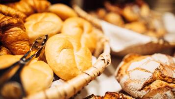 Dagelijks uitgebreid ontbijt (EUR 18 per persoon)