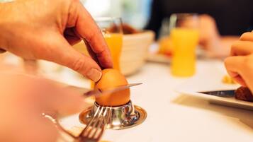 Dagelijks uitgebreid ontbijt (EUR 18 per persoon)