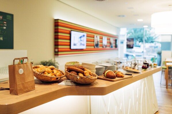 Desayuno completo (EUR 18 por persona)