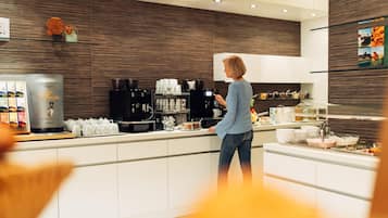 Colazione completa, servita tutte le mattine (16 EUR a persona)