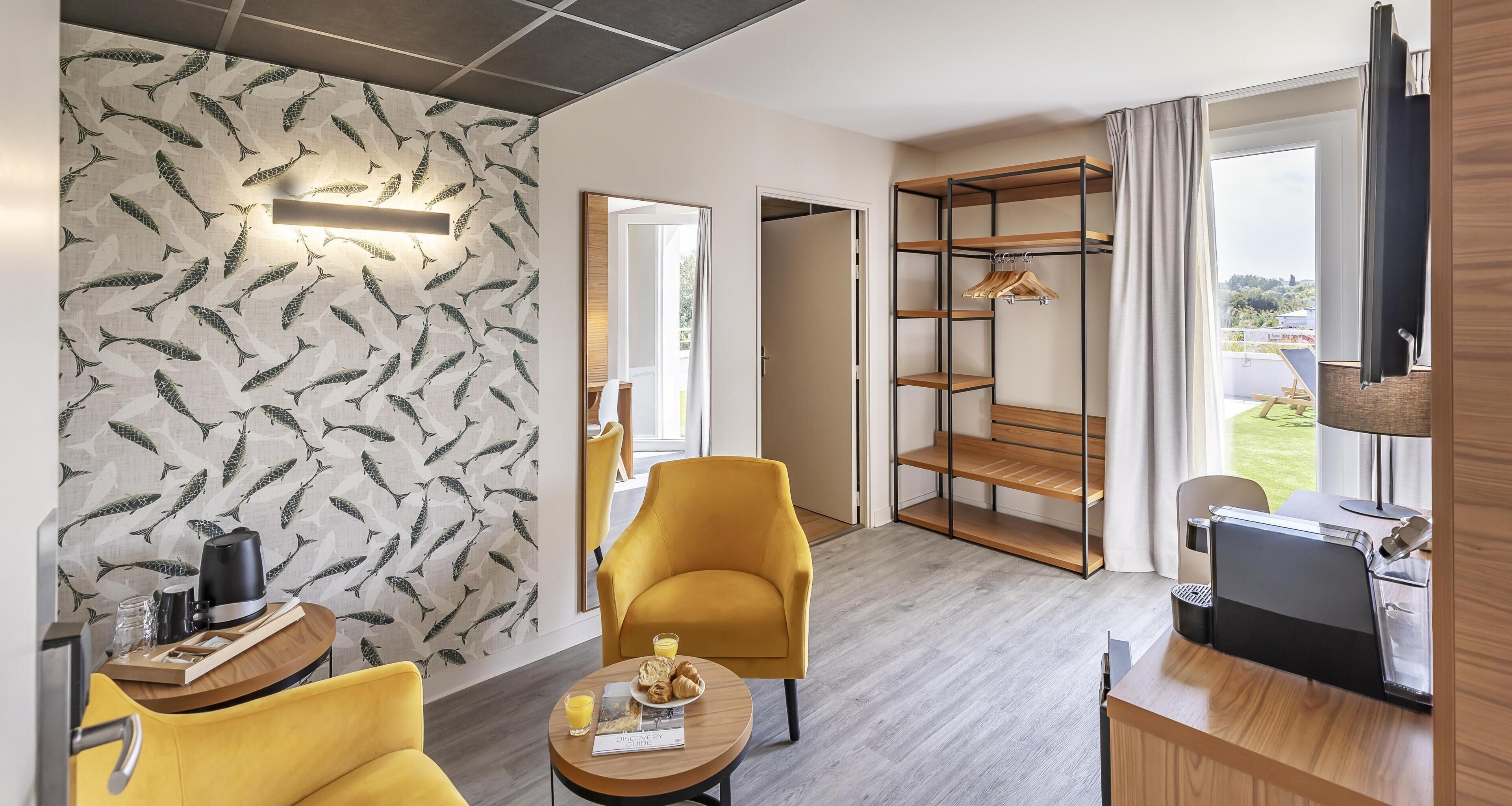 Suite, 1 grand lit, non-fumeurs, terrasse | Literie de qualité supérieure, coffres-forts dans les chambres, bureau