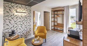 Suite, 1 cama de matrimonio, no fumadores, terraza | Ropa de cama de alta calidad, caja fuerte, escritorio y cortinas opacas