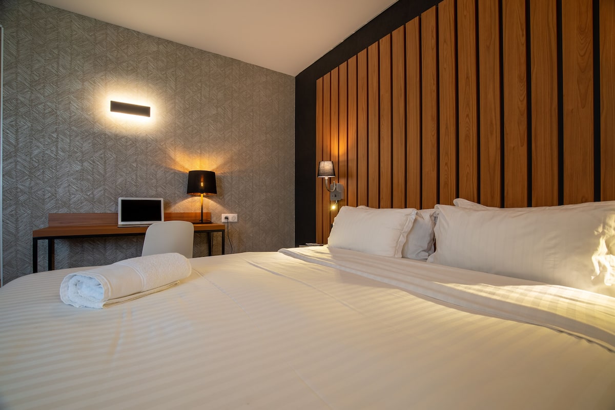 comfort room, bay view | in-room safe, desk, blackout curtains, soundproofing