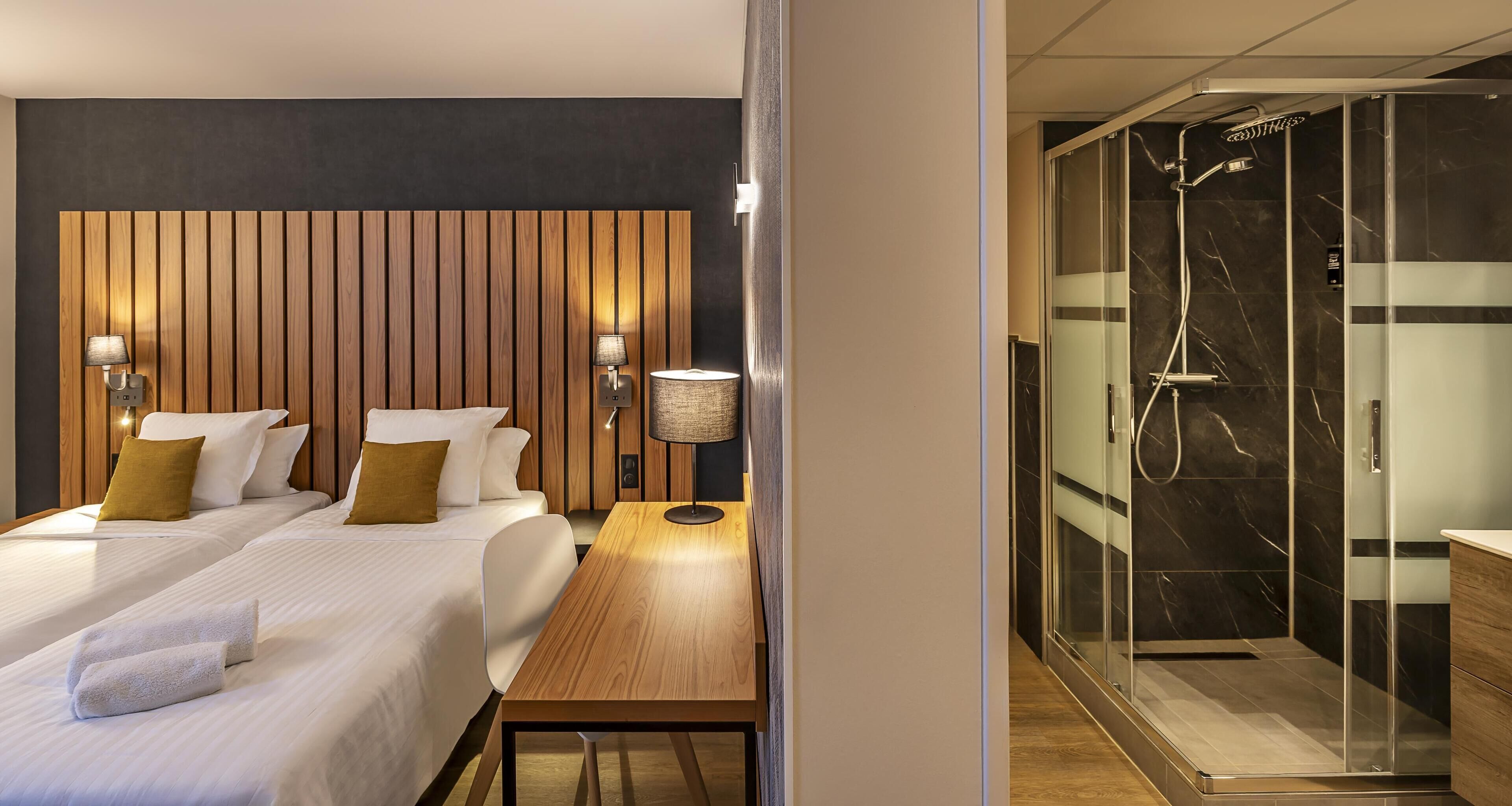 舒适客房, 2 张单人床, 无烟房 (Shower Only) | 客房内保险箱、办公桌、遮光窗帘、隔音