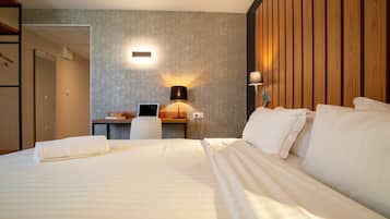 Comfort kamer | Een kluis op de kamer, een bureau, verduisterende gordijnen
