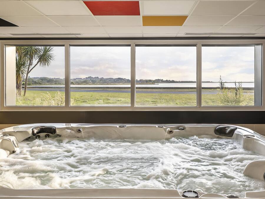 Sauna, hot tub, steam room, massages