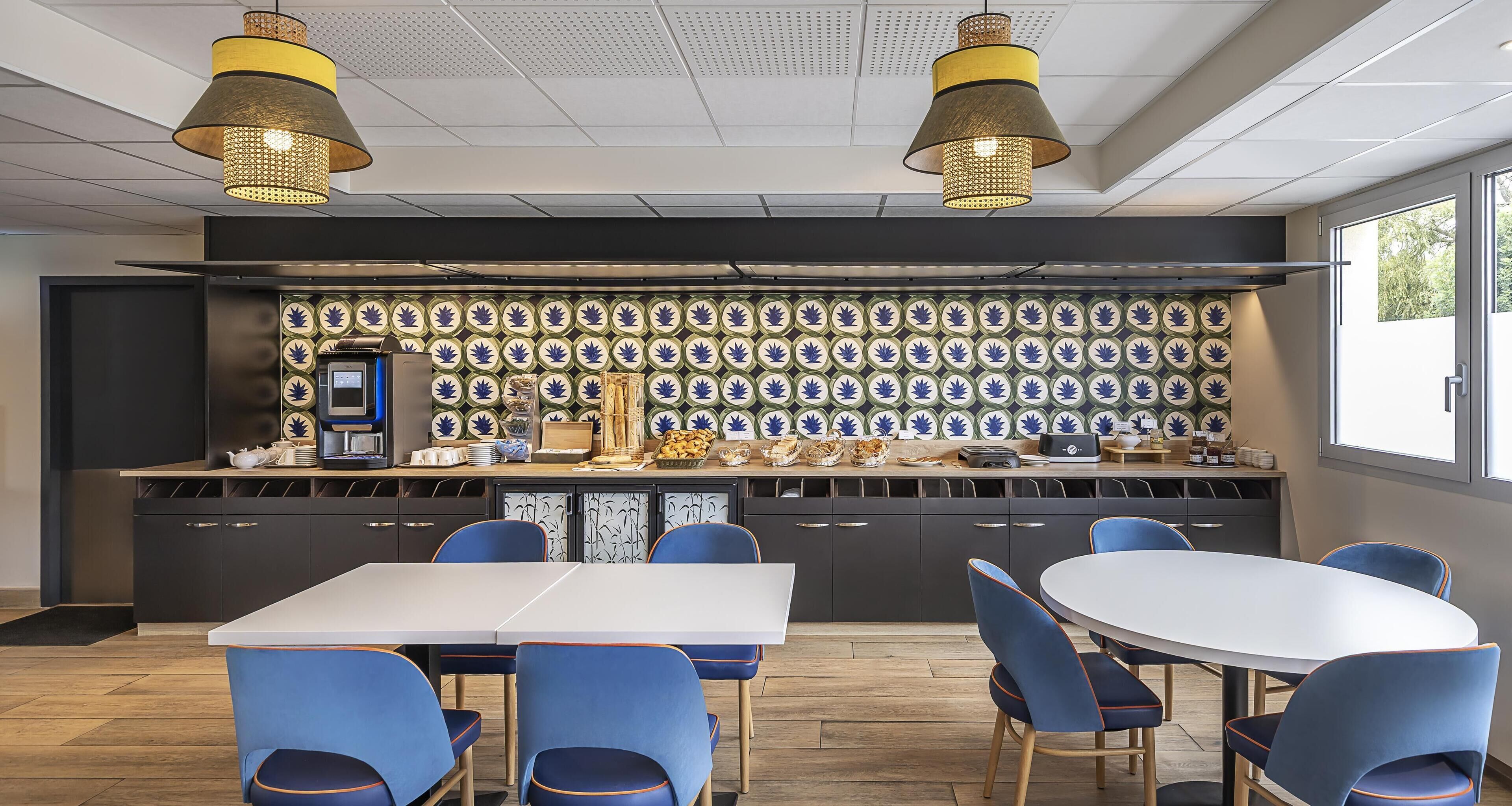 Tägliches Frühstücksbuffet (15 EUR pro Person)