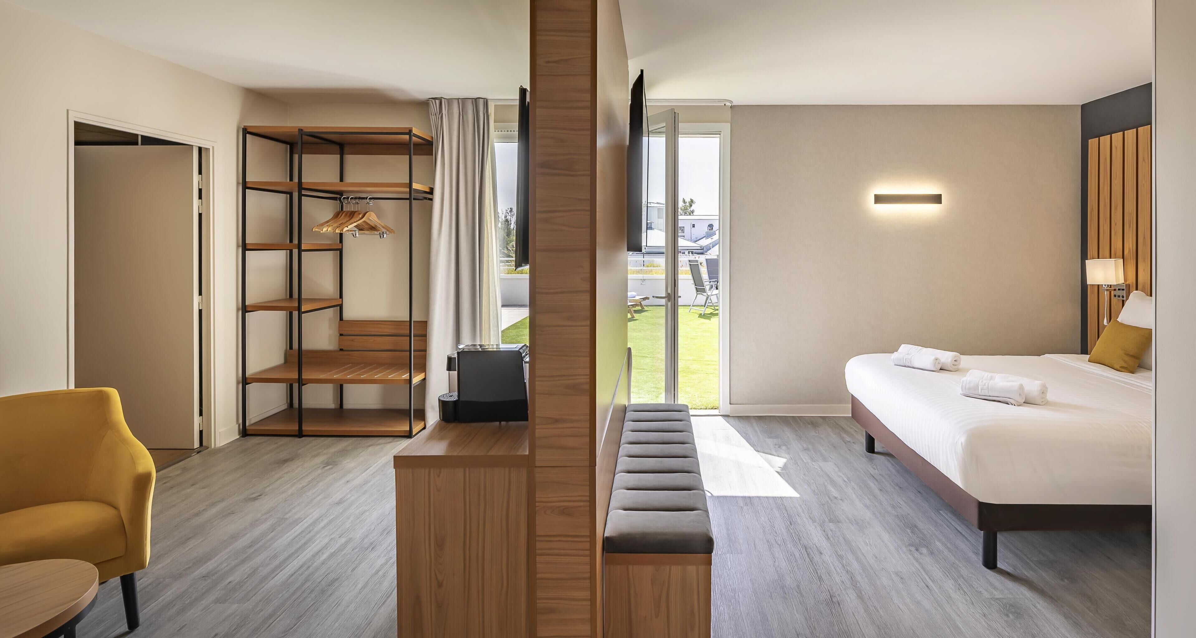 套房, 1 張加大雙人床, 非吸煙房, 露台 | 客房內保險箱、書桌、遮光布/窗簾、隔音