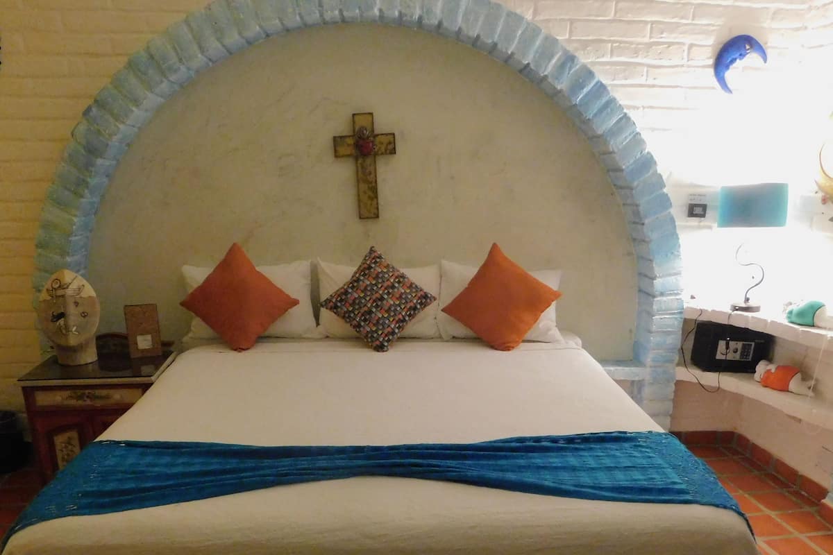 Sirena 2 | 1 Schlafzimmer, Daunenbettdecken, Zimmersafe, individuell dekoriert