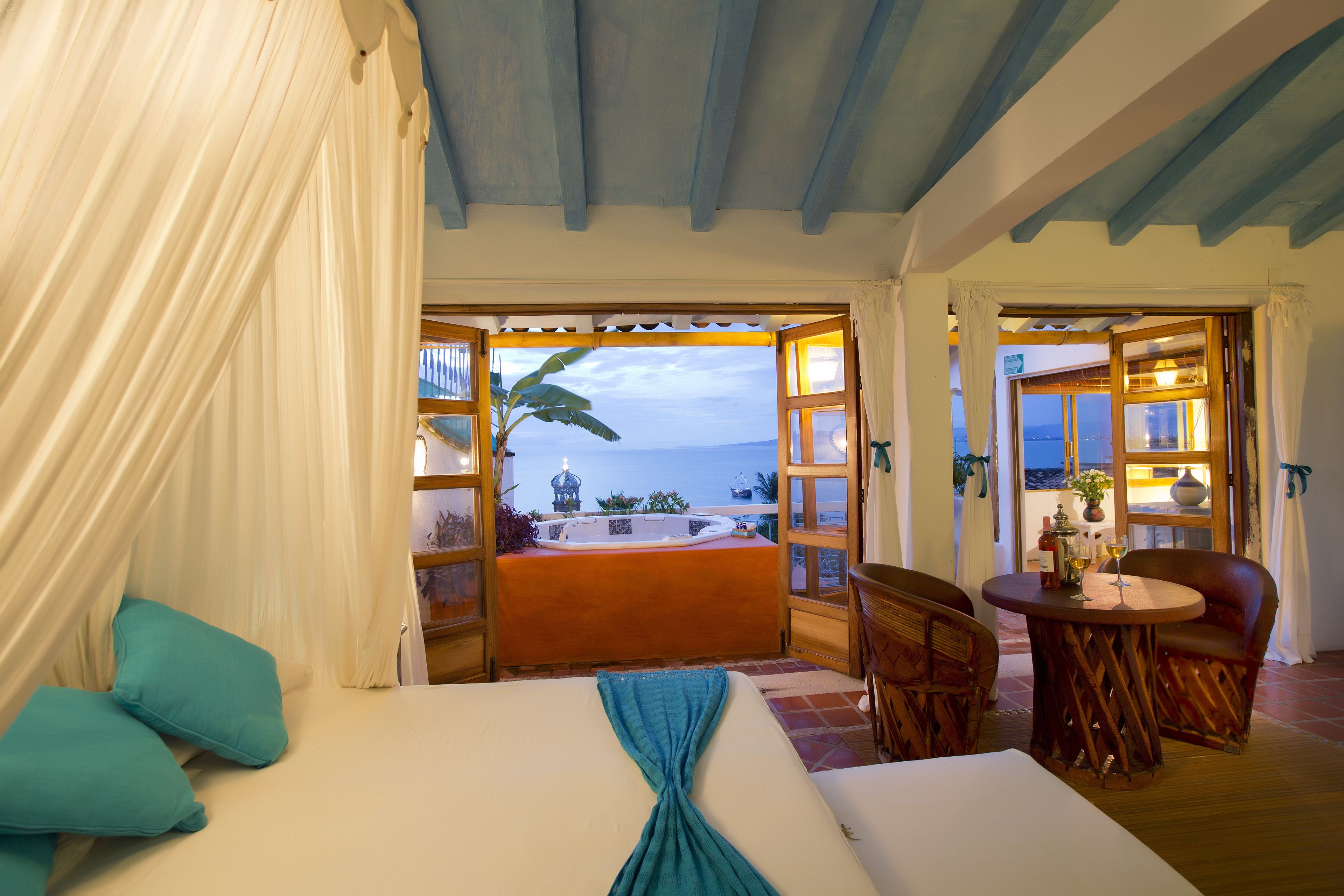 Shower, rainfall showerhead, free toiletries, hair dryer