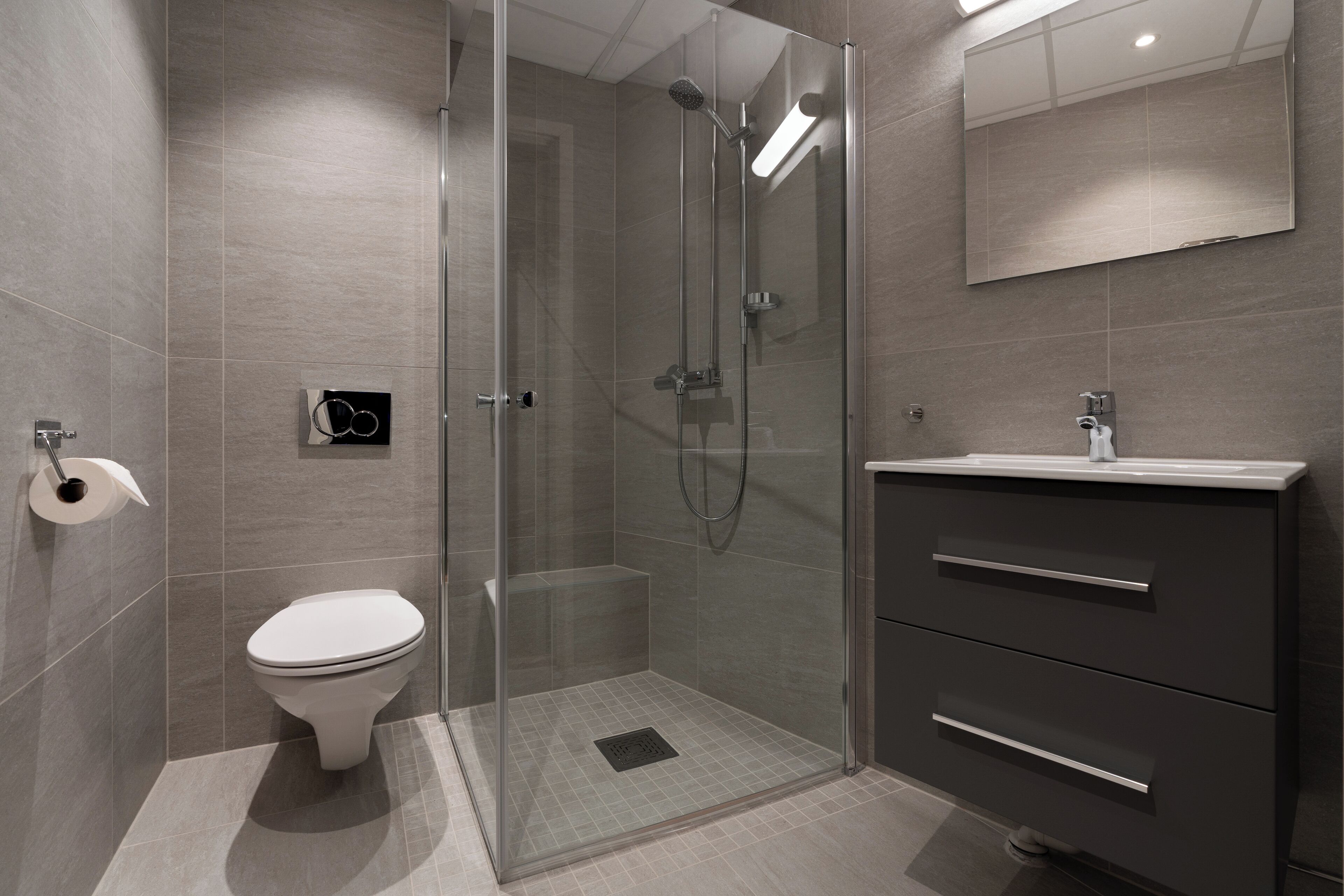 economy double room | bathroom | shower, eco-friendly toiletries, heated floors, towels