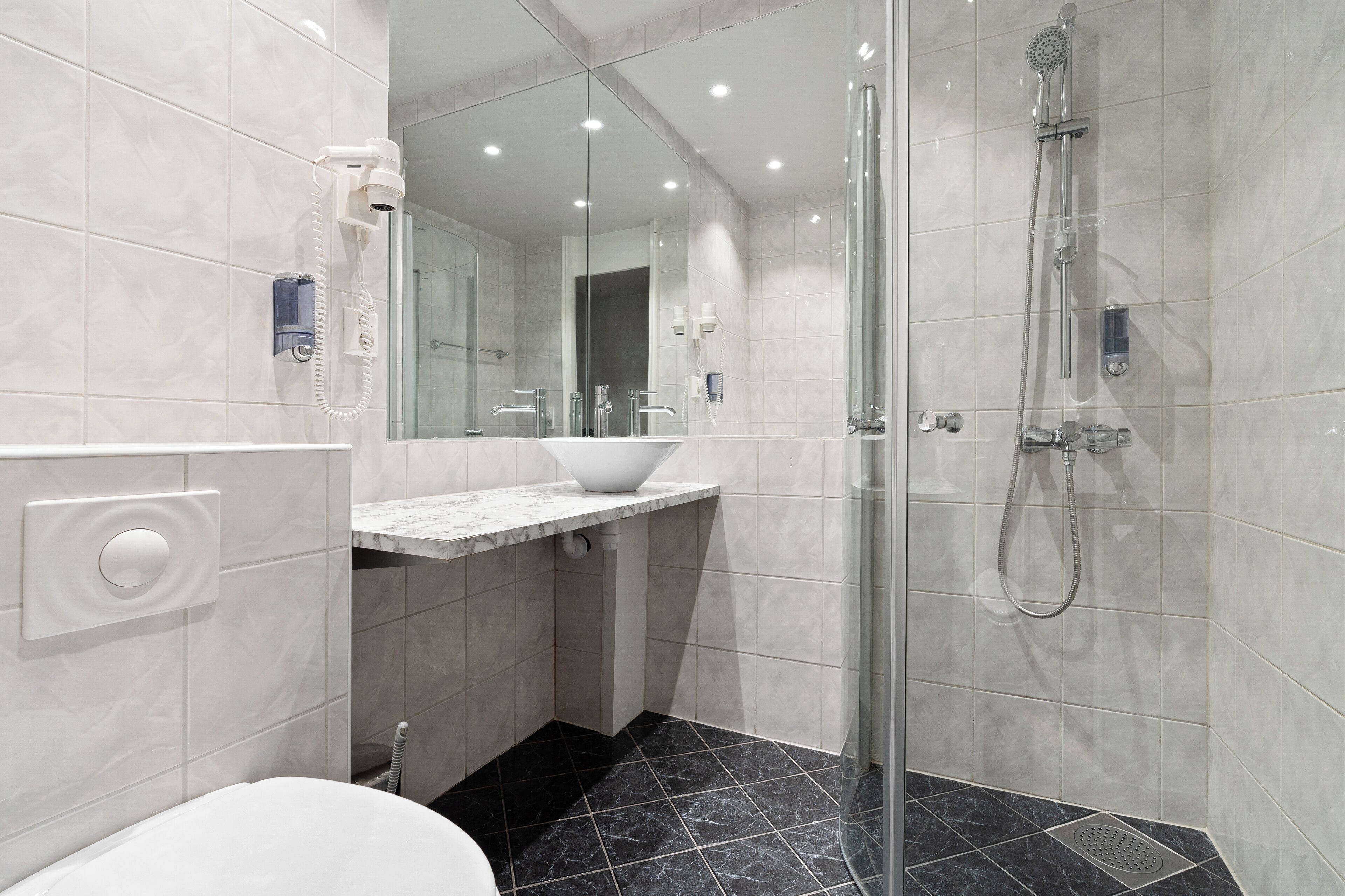 economy double room | bathroom | shower, eco-friendly toiletries, heated floors, towels