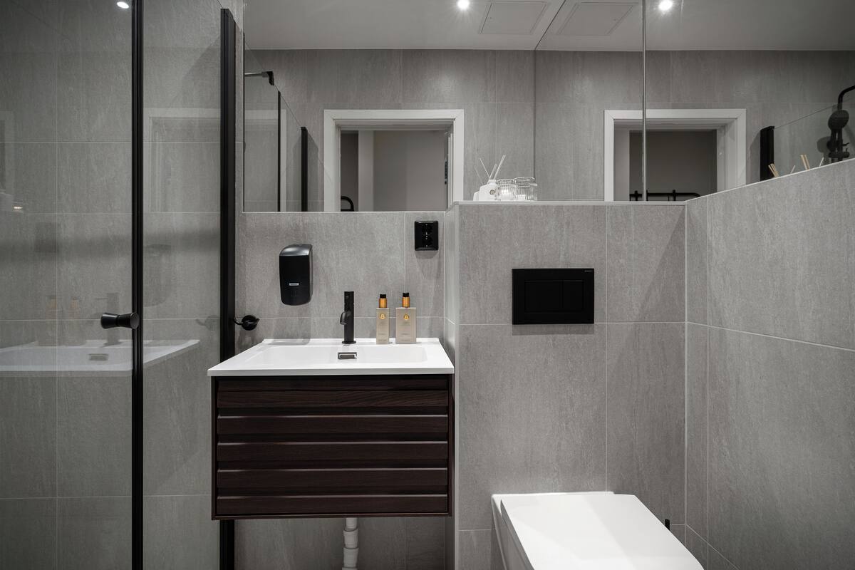 double room | bathroom | shower, eco-friendly toiletries, heated floors, towels