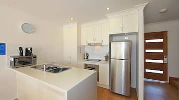 Full-size fridge, microwave, oven, stovetop