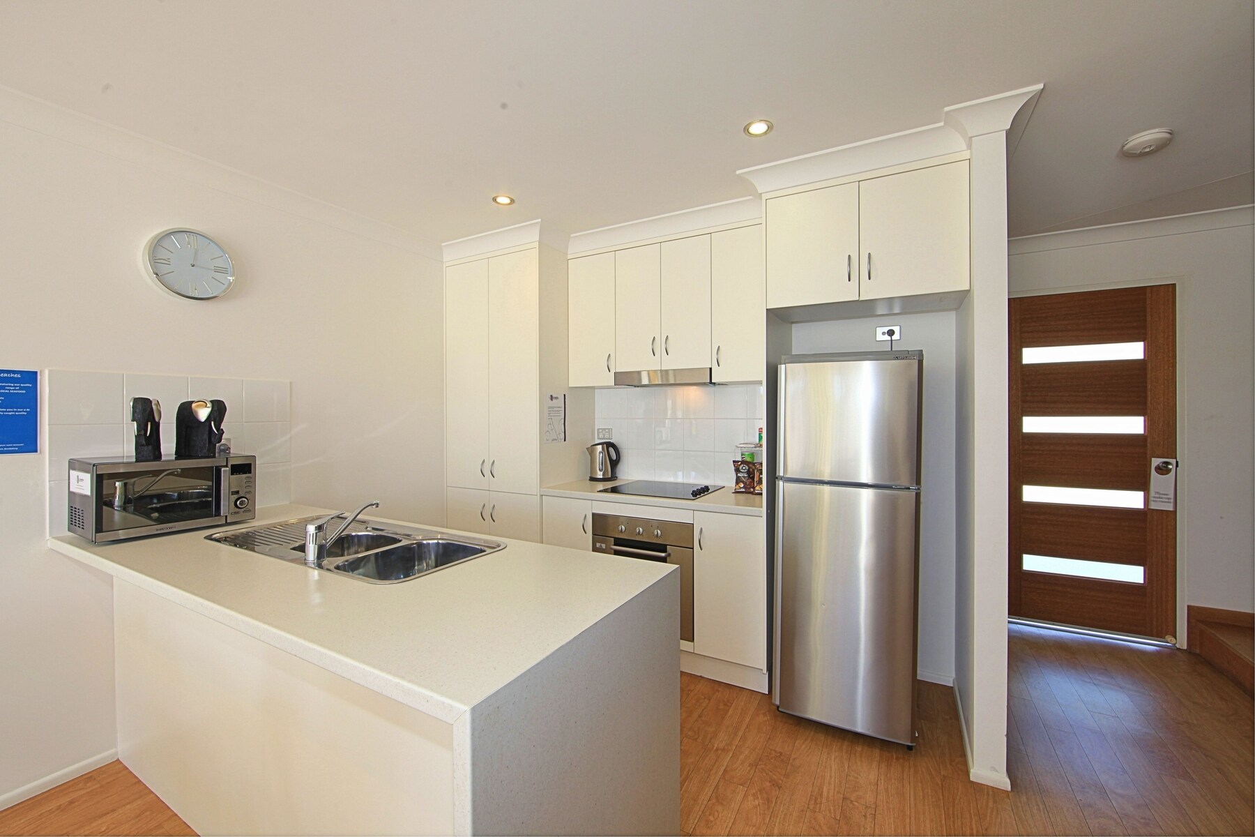 Coffee/tea maker, full-sized fridge, microwave, oven