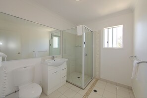 Hair dryer, towels, toilet paper - Alexandra Apartments (Svensson Heights)