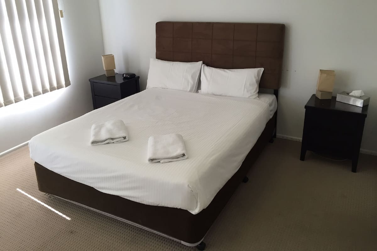 Minibar, meja kerja, ruang kerja ramah laptop, dan setrika/meja setrika